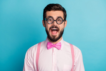 Obraz premium Portrait of astonished impressed brown hair guy look good see incredible novelty shout yell unbelievable unexpected wear stylish trendy lifestyle outfit isolated blue color background
