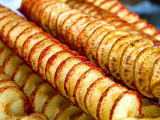 Spiral-shaped potato chips with added different spices