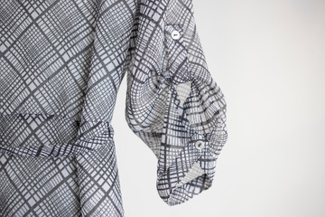 Detalles de vestido a cuadros en blanco y negro