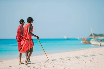 Cercles muraux Zanzibar Membre de la tribu masai debout près de l& 39 océan à Zanzibar 11 février 2016