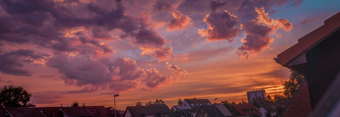 HDR Panorama Himmel mit großer und romantischer Wolkenfront.