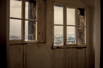 Verlassener Ort mit altem Fenster.