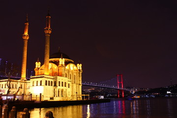 Fototapeta na wymiar ortakoy mosque and bosphorus bridge