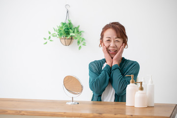 メイクする中高年の女性