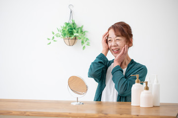 メイクする中高年の女性