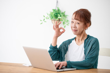 パソコンを使う中高年の女性