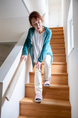 膝が痛い中高年の女性
