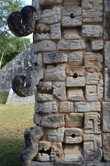 Fototapeta na wymiar Bas-relief maya à Chchen Itza, Mexique