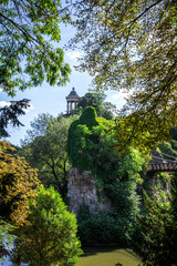 Obraz premium Sibyl temple and pond in Buttes-Chaumont Park, Paris