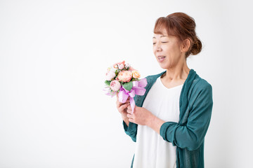 中高年の女性と花束