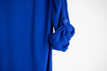 Detalle de manga de camisa en color azul