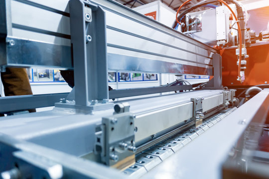 Installation for automatic welding of longitudinal seams of thin-walled pipes