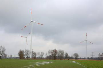 Windräder auf zwischen Feldern produzieren für die Energiewende Ökostrom