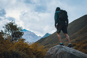 hombre caminando en la montaña