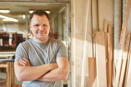Selbstbewusster Schreiner als Chef einer Tischlerei
