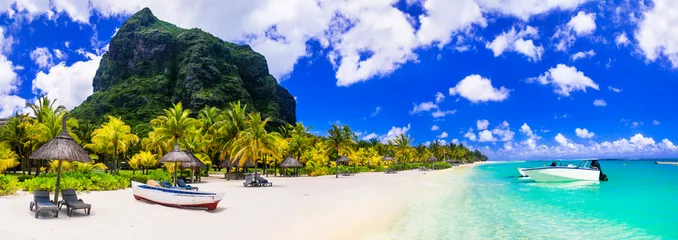Fotobehang Le Morne, Mauritius Beste tropische bestemming - paradijselijk strand Le Morne op het eiland Mauritis