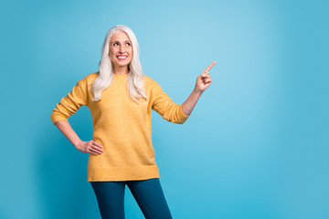 Portrait of her she nice attractive lovely pretty cheerful cheery glad grey-haired woman showing advice ad advert solution isolated over bright vivid shine vibrant blue color background