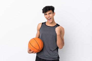 Obraz premium Young Argentinian man over isolated white background playing basketball