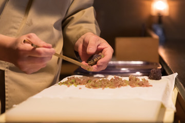 和菓子を作る職人の手