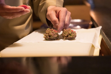 和菓子を作る職人の手