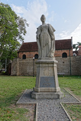 Obraz premium Statue de la reine des Pays-bas Wilhelmine derrière le fort Zeelandia à Paramaribo - Suriname