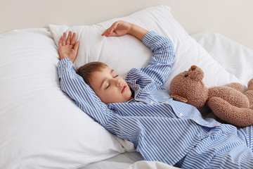 Cute little boy sleeping in bed © Pixel-Shot