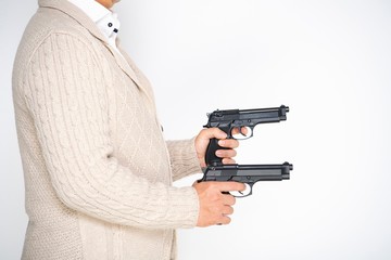 ピストルを持つ男性