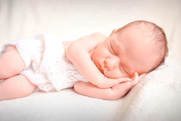Bebe Newborn dormido con ropa de costado