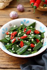 fagioli verdi pronti da mangiare con pomodoro peperoncino e aglio