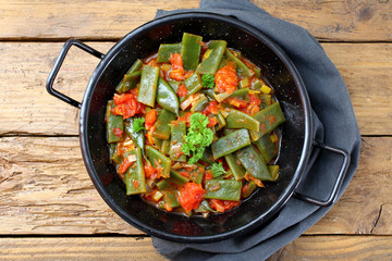 fagioli verdi pronti da mangiare con pomodoro peperoncino e aglio