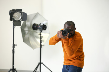 Obraz premium African-American photographer in modern studio
