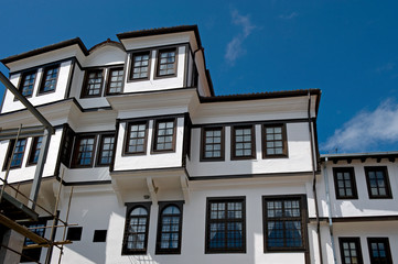 Fototapeta na wymiar Typisches balkanische Haus in Ohrid, Republik Nordmazedonien