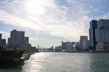 Obraz premium The East River between Roosevelt Island and the Upper East Side in New York City looking towards the Queensboro Bridge