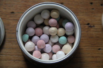 Illuminator make up multicolored balls 