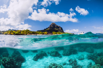 Blauwe oceaan onder water en de berg Le Morne in Mauritius.