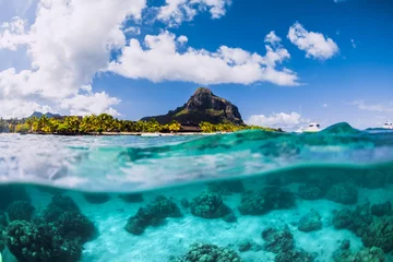 Fotobehang Le Morne, Mauritius Blauwe oceaan onder water en de berg Le Morne in Mauritius.