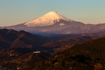朝日を浴びる富士山
