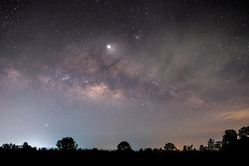 Obraz na płótnie Canvas The stars and the milky way in the night sky are very beautiful.