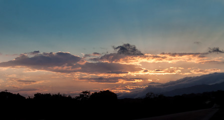 Atardecer dorado en el horizonte