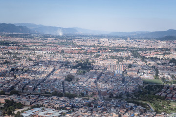Vista aerea de la ciudad de Bogotá un día soleado, Capital de Colombia