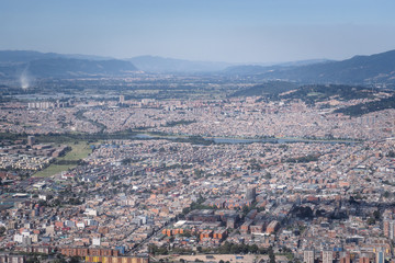 Vista aerea de la ciudad de Bogotá un día soleado, Capital de Colombia