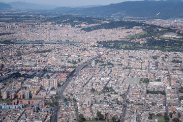 Vista aerea de la ciudad de Bogot&aacute; un d&iacute;a soleado, Capital de Colombia