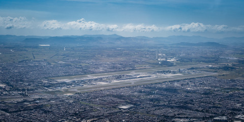 Fototapeta premium Vista aerea de la ciudad de Bogotá un día soleado, Capital de Colombia