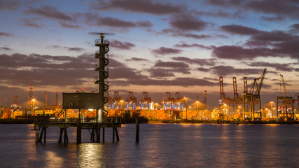 Schiffsradar Hamburg Altona am Abend HD Format