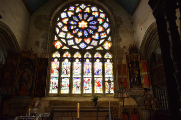 Fototapeta premium Rosace et vitrail à Saint Herbot chapelle du hameau de Saint Herbot qui est partagé entre les communes de Plonévez-du-Faou (principalement) et Loqueffret en Bretagne 