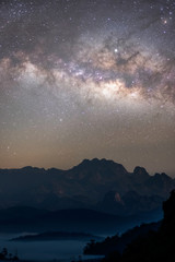 Fototapeta premium The stars and the milky way in the night sky are very beautiful.