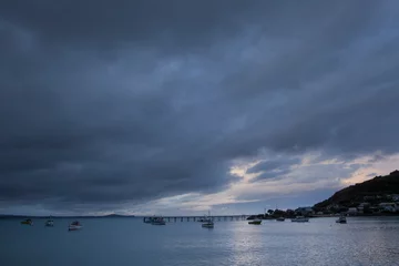 Fototapeten Moeraki coast New Zealand bay with boats © A