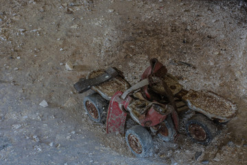 alte rostige rollschuhe auf dem boden