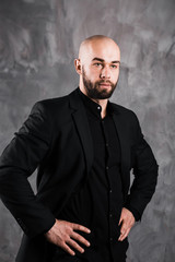 Obraz premium handsome muscular stylish bald man