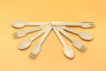 Cubiertos de madera sobre fondo naranja suave